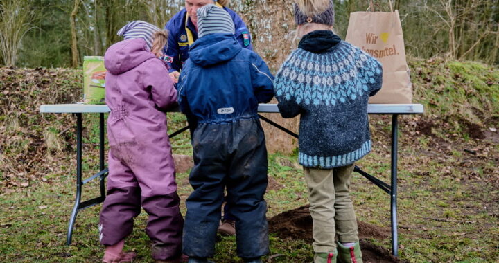 Tre Familiespejder ved et Bord
